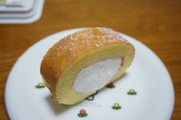 とろけるロール 苺レアチーズ