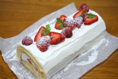 苺のシフォンロールケーキ