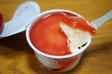 いちごとブラウニーのパフェ