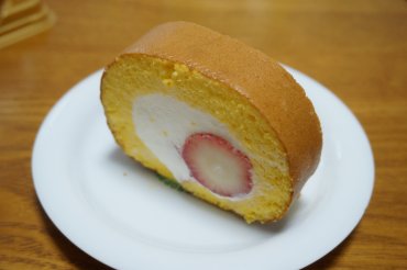 まるごといちごロール