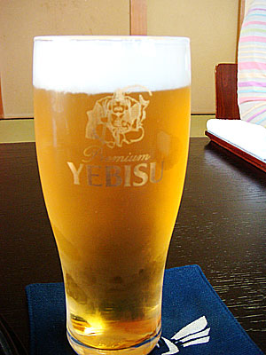 昼から冷えたビール すずめのお宿