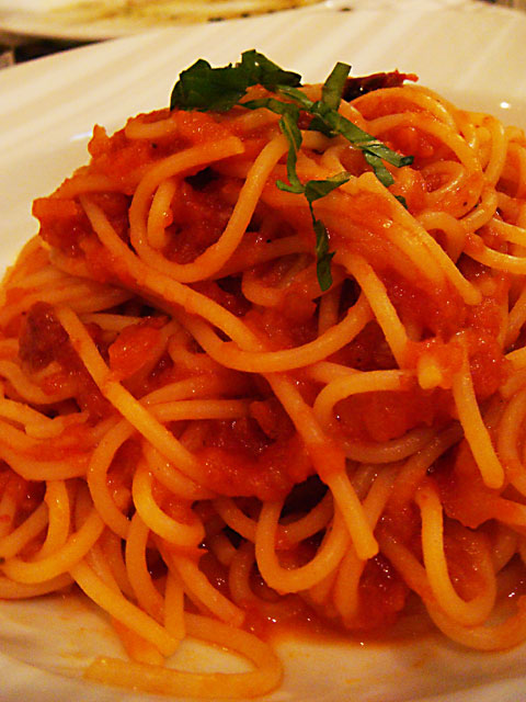 辛いトマトソースパスタ