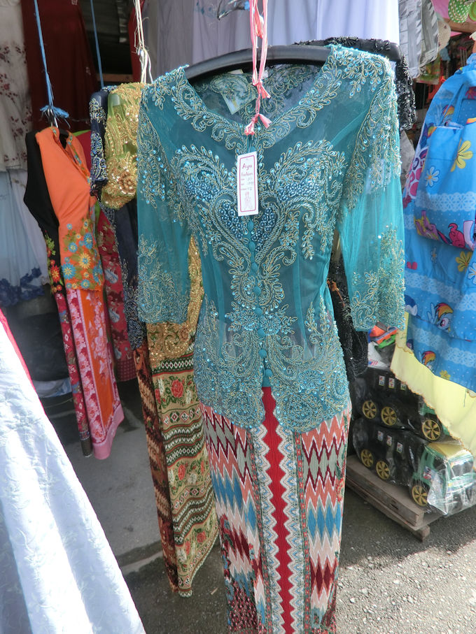 インドネシア製の美しい服.jpg