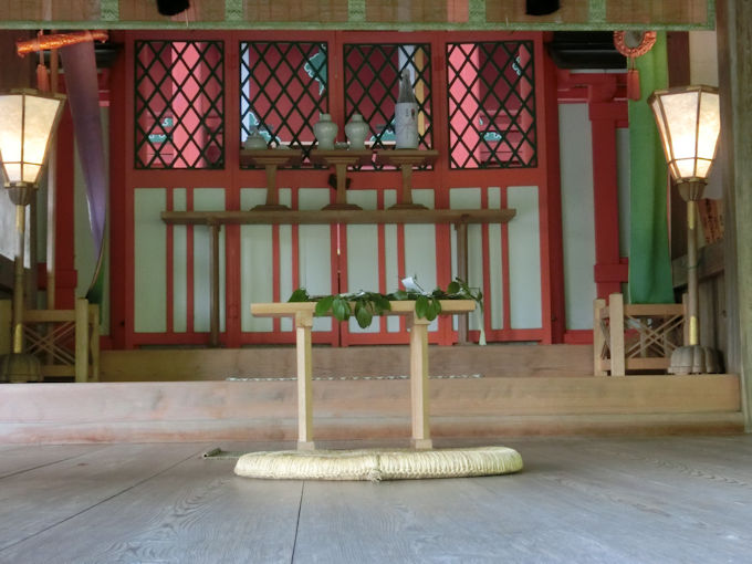 高鴨神社の祭壇.jpg