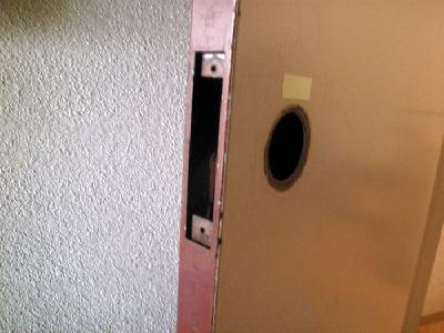 既設レバー錠を撤去