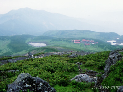 白山頂上からの室堂と別山