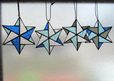 現品限り　冬にぴったり　ステンドグラス　雪うさぎと雪の結晶のパネル ステンドグラス； 雪うさぎ | 「東京」趣味のステンドグラス教室