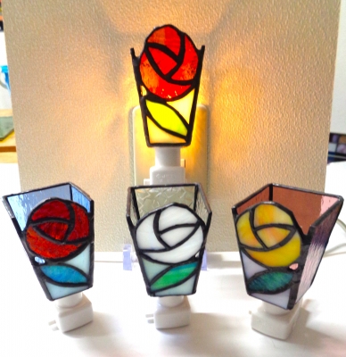 ステンドグラス薔薇足元ランプ ステンドグラス製 真っ赤なバラの