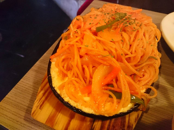 自家製ケチャップの鉄板ナポリタン
