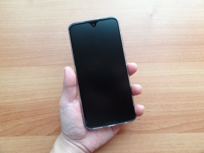 Moto G7 Plus 片手持ち