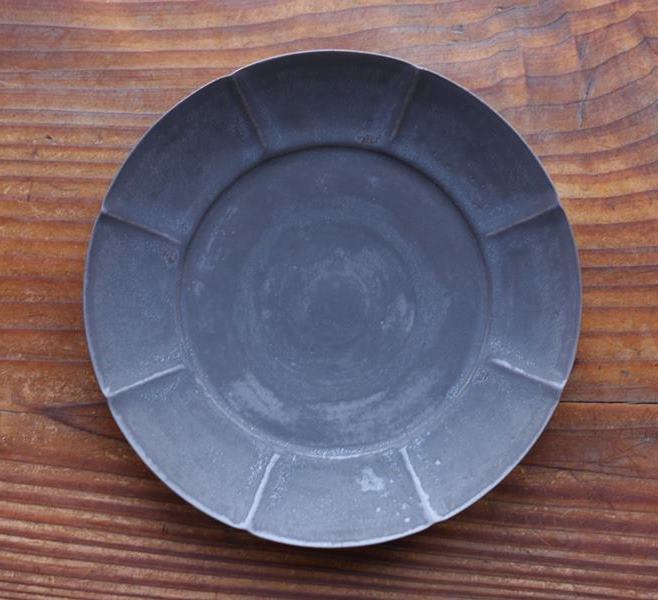 久野靖史さん・輪花皿（黒・径25cm）入荷しました | いちょう日誌