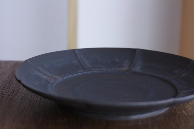 久野靖史さん・輪花皿（黒・径25cm）入荷しました | いちょう日誌