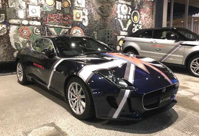 デヴィッドボウイ仕様の車が置かれてた