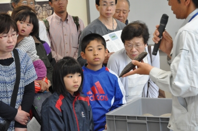 見学会の様子(石の斧)