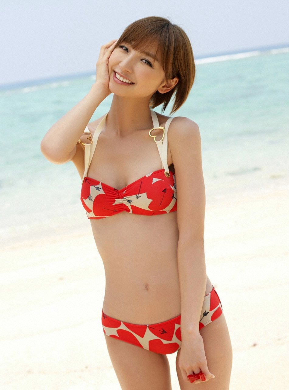 可愛い水着でビーチに立つ篠田麻里子