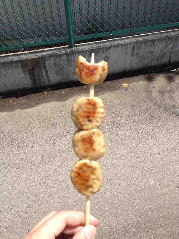 つくね食べる
