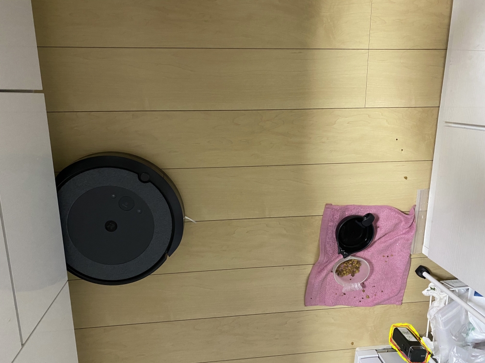 ルンバ i3+(クリーンベース付き) をモニターで試しています ルンバ i3+(クリーンベース付き) をモニターで試しています
