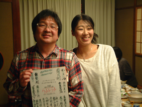 小川と色紙当選の会員さん