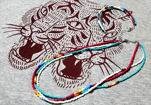 Tシャツとペンダント、ブレスレット