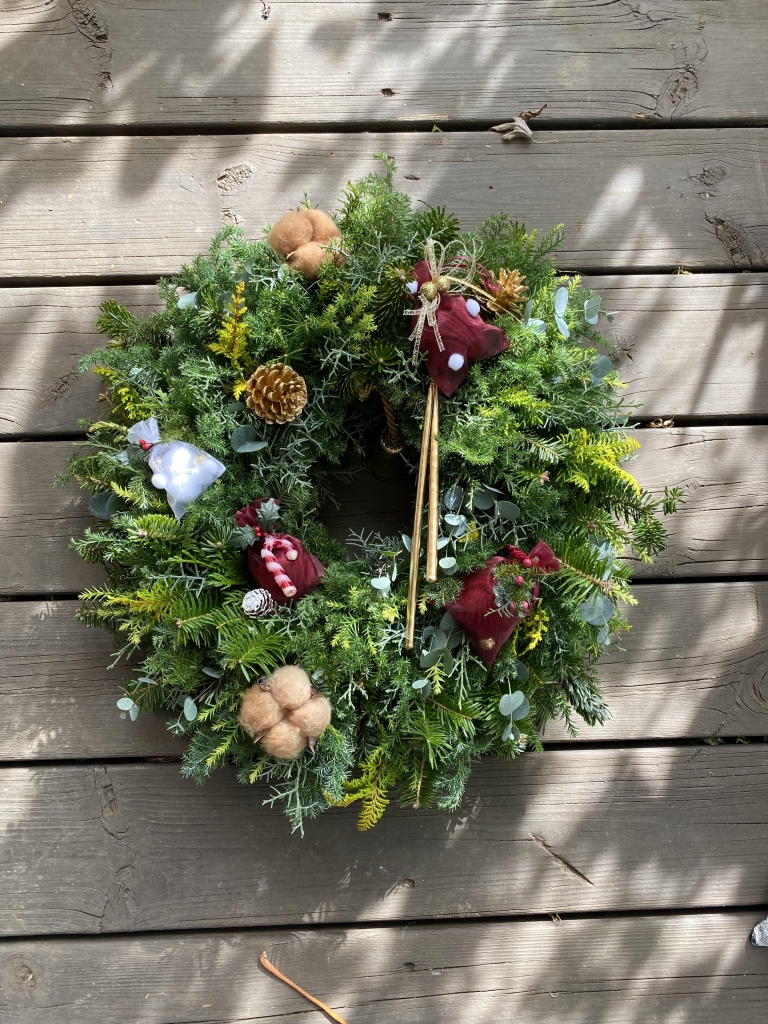 色味をおさえたヒムロスギとブルーアイスの小さめリース 色味をおさえたヒムロスギとブルーアイスの小さめリース