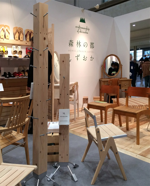 IFFT柱コートハンガー展示