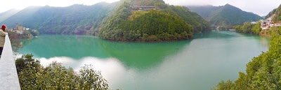 十津川村エメラルドグリーンのダム湖