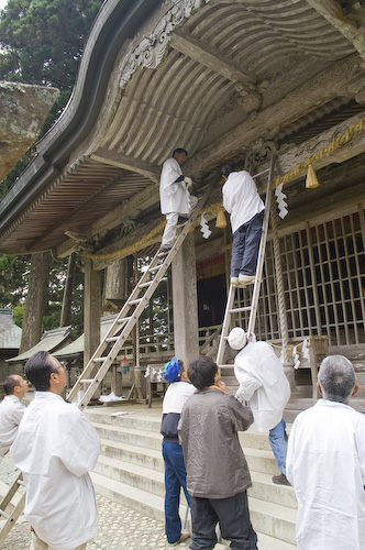 御本殿しめ縄かけ替え2