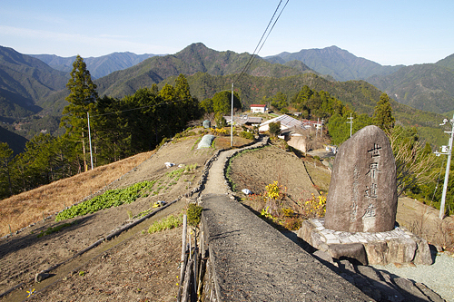世界遺産石碑と果無集落