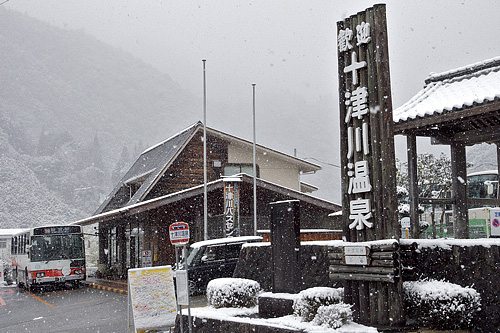 雪の十津川温泉バス停
