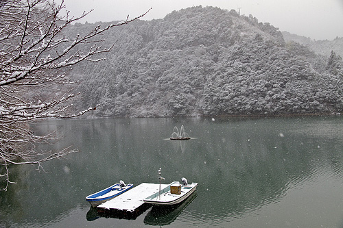 雪の二津野湖
