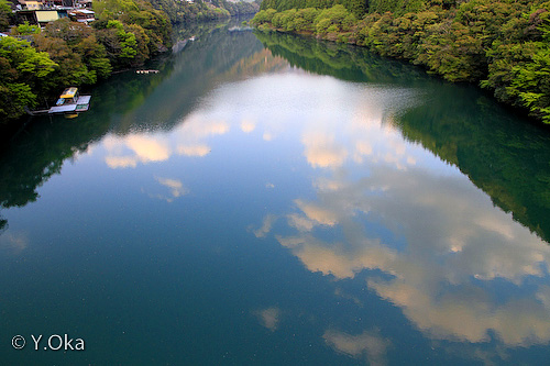ダム湖に映る空
