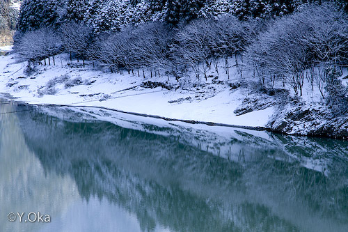 雪の二津野ダム湖