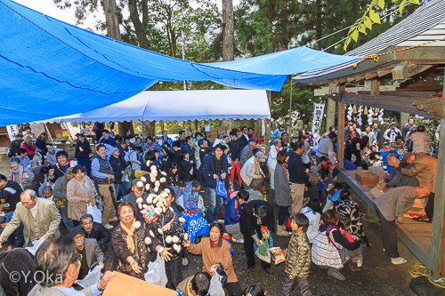 国王神社例大祭餅まき