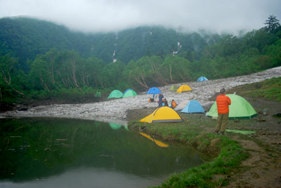 白根御池小屋のテント場と池