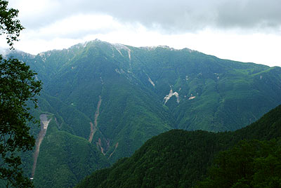 ようやく目の前の鳳凰三山が見えてきた