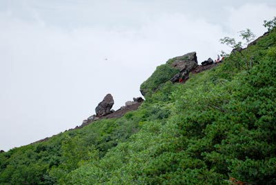旧道を登る人が見える