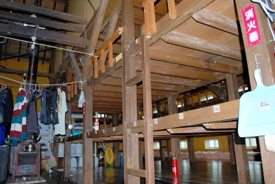 八合目避難小屋の内部