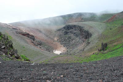 山頂尾根からお釜をのぞく