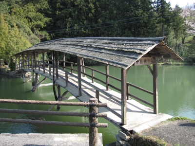 弓削神社・屋根付橋