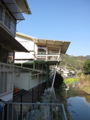 八幡浜市立日土小学校・図書室ベランダ