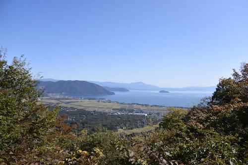 竹生島とその向こうに伊吹山が