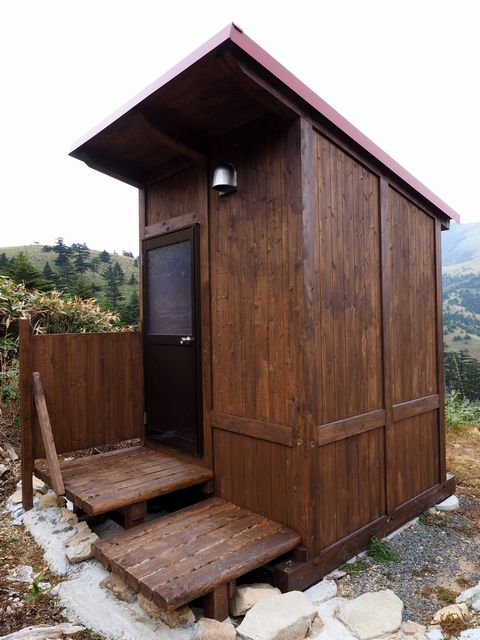 堂ヶ森避難小屋トイレ