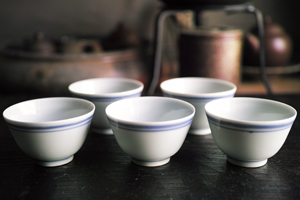 景徳鎮の茶杯ヨコから
