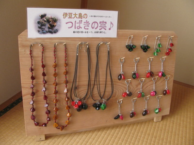 椿の実アクセサリー・展示販売用の台を作成 | 伊豆大島【椿の花工房】