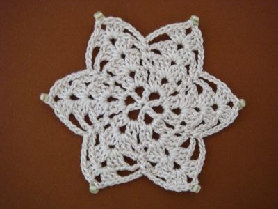 コースターの編み図と花 愛の編み物