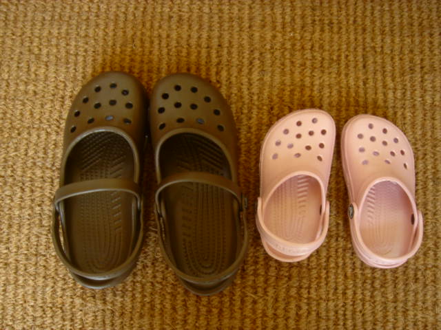 CROCS。