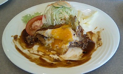 真ん中に目玉焼き。