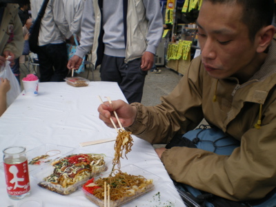 300円の焼きそばを食べる