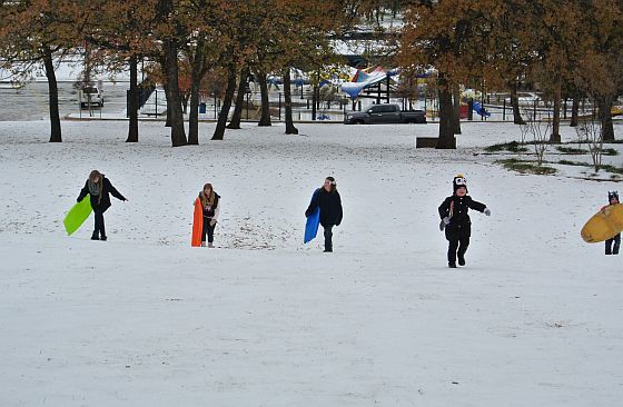 雪ソリで盛り上がるアメリカの子どもたち