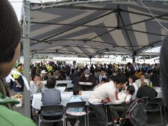 新規ウィンドウで拡大表示 食卓の大テント